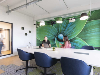 Meetingraum mit Personen im Coworking Space Rivvers Duisburg-Ruhrort