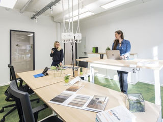 Büro mit höhenverstellbarem Tisch im Coworking Space Rivvers in Duisburg Ruhrort