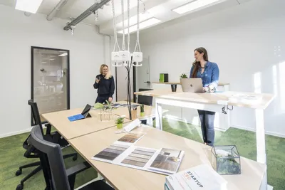 Büro mit höhenverstellbarem Tisch im Coworking Space Rivvers in Duisburg Ruhrort