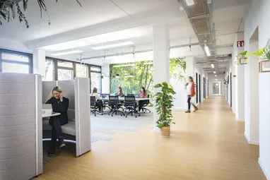 Coworking-Bereich mit Alkove und mit Personen im Coworking Space Rivvers in Duisburg-Ruhrort.