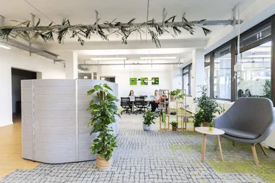 Coworking Bereich mit Personen im Coworking Space Rivvers in Duisburg Ruhrort