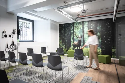 Seminarraum "Hirsch" mit Theaterbestuhlung im Coworking Space Rivvers.