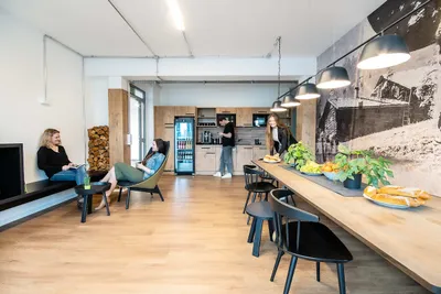 Loungebereich des Coworking Space Rivvers Bochum-FiftyOne