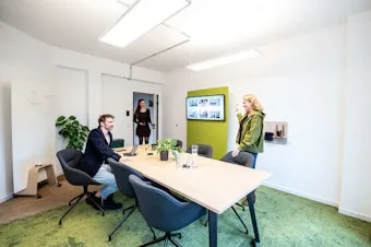 Meetingraum mit Personen im Coworking Space Rivvers Bochum-FiftyOne