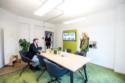 Meetingraum im Coworking Space Rivvers Bochum-FiftyOne mit mehreren Personen.