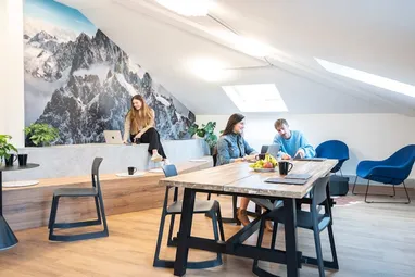 Lounge-Bereich im 4.OG mit Personen im Coworking Space Rivvers in Bochum Laer auf dem Gelände MARK 51°7.