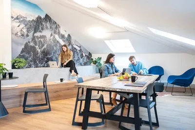 Lounge-Bereich mit Personen im Coworking Space Rivvers im Standort Bochum-FiftyOne in Altenbochum