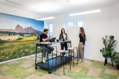 Seminarraum mit Personen im Coworking Space Rivvers Bochum-FiftyOne