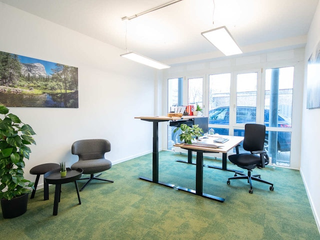 Büro mit höhenverstellbarem Tisch im Coworking Space Rivvers Bochum-FiftyOne ohne Personen.