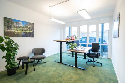 Büro mit höhenverstellbarem Tisch im Coworking Space Rivvers Bochum-FiftyOne ohne Personen.