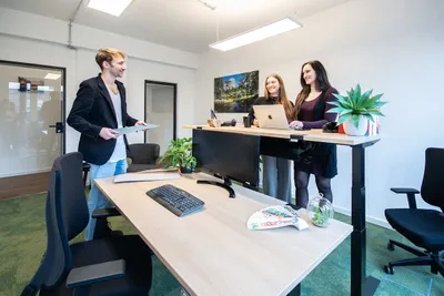 Büro mit höhenverstellbarem Tisch im Coworking Space Rivvers Bochum-FiftyOne.