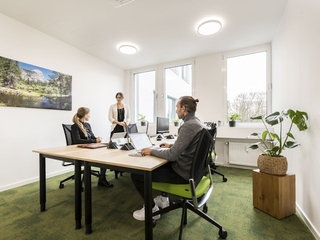 Teambüro mit 3 Personen im Coworking Space Rivvers Dortmund-Westfalenpark.