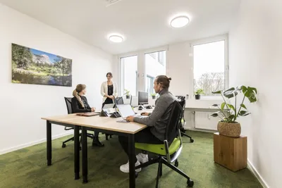 Teambüro mit 3 Personen im Coworking Space Rivvers Dortmund-Westfalenpark.