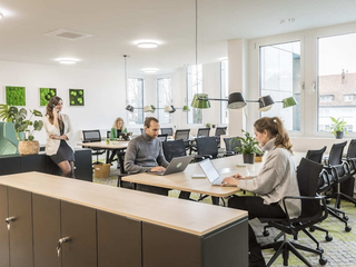 Coworking-Bereich mit arbeitenden Personen im Coworking Space Rivvers Dortmund-Westfalenpark