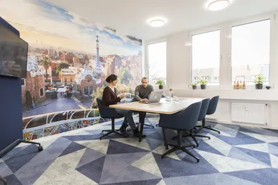 Meetingraum mit Personen im Coworking Space Rivvers Dortmund-Westfalenpark.