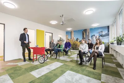 Seminarraum mit Personen im Coworking Space Rivvers Dortmund-Westfalenpark