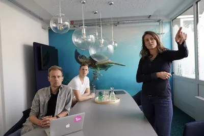 Meetingraum mit Personen im Coworking Space Rivvers Bochum-Bermuda3eck.