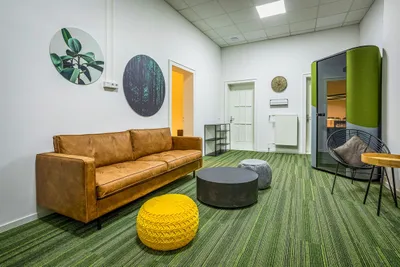 Loungebereich des Coworkingspace Rivvers Hannover