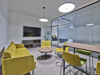 Meetingraum mit Sofa und verschiedenen Sitzgelegenheiten im Coworking Space Rivvers Marburg City