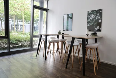 Loungebereich mit Hochtischen im Coworking Space Rivvers in München Laim