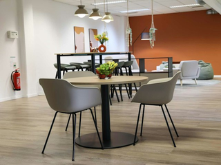 Meeting-Ecke im Loungebereich des Coworking Space Rivvers Neuss-Eastside