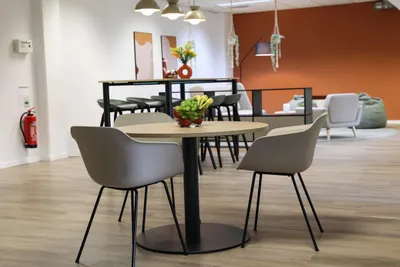 Meeting-Ecke im Loungebereich des Coworking Space Rivvers Neuss-Eastside