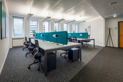 Coworking-Bereich ohne Personen im Rivvers Coworking Space Offenbach Marktplatz