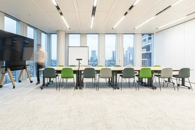 Konferenzraum im Coworking Space Rivvers Frankfurt-Senckenberg-Turm
