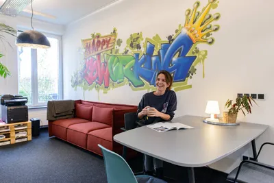 Eine Person am Tisch im Coworking Bereich im Rivvers Coworking Space im Dortmunder Technologiepark