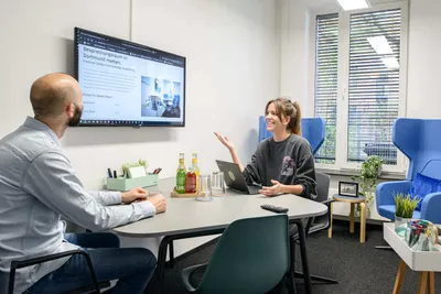 Meetingraum mit Personen im Coworking Space Rivvers Dortmund-Campus