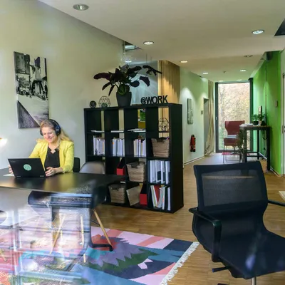 Coworking-Bereich mit einer Person im Coworking Space Rivvers im Technologiezentrum Dortmund.