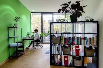 Ruhiger Coworking-Bereich im Rivvers Coworking Space im Dortmunder Technologiepark