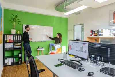 Zwei Personen in einem Büro im Rivvers Coworking Space im Dortmunder Technologiepark