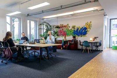 Coworking-Bereich mit Personen im Coworking Space Rivvers im Dortmunder Technologiepark