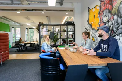 Loungebereich mit Personen im Rivvers Coworking Space im Dortmunder Technologiepark.