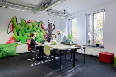 Zwei Personen im Seminarraum des Coworking Space Rivvers Dortmund-Campus