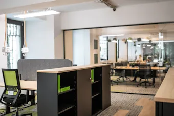 Büro mit Blick auf Coworking-Bereich im Coworking Space Rivvers in Essen Innenstadt