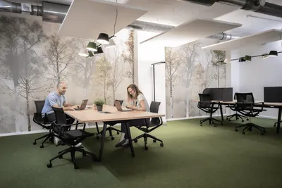 Zwei arbeitende Personen im Coworking-Bereich im Rivvers Coworking Space in Essen Innenstadt