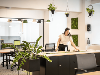 Aufräumende Person im Coworking-Bereich im Coworking Space Rivvers in Essen Innenstadt