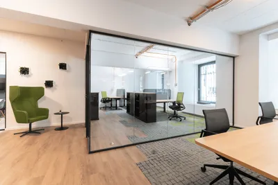 Flexibles Büro mit Glasfronten im Coworking Space Rivvers in Essen Innenstadt