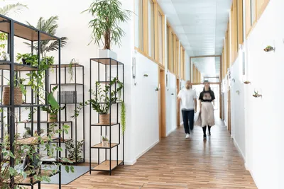 Zwei im Flur laufende Personen im Coworking Space Rivvers in Essen Innenstadt