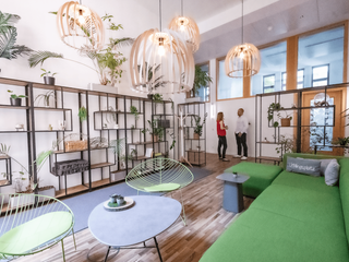 Lounge mit vielen Pflanzen im Coworking Space Rivvers in Essen Innenstadt