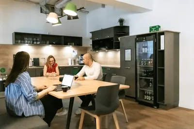 Drei Personen in der Küche im Coworking Space Rivvers in Essen Innenstadt