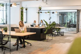 Vorderer Coworking Bereich in Essen Innenstadt mit Personen.