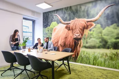 Drei Personen im Meetingraum im  Coworking Space Rivvers Dortmund-CityCenter in der Dortmunder Innenstadt.