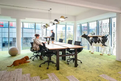 Coworking-Bereich mit Personen und Hund im  Coworking Space Rivvers Dortmund-CityCenter in der Dortmunder Innenstadt.