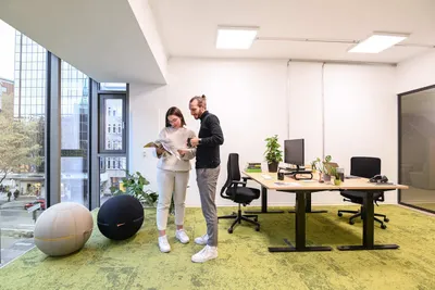 Ausgestattetes Büro mit zwei Personen im  Coworking Space Rivvers Dortmund-CityCenter in der Dortmunder Innenstadt.