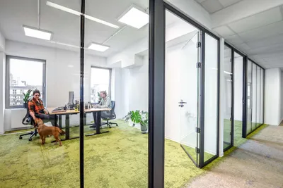 Ausgestattetes Büro mit kompletter Glasfront im Coworking Space Rivvers Dortmund-CityCenter in der Dortmunder Innenstadt.