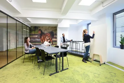 Seminarraum mit mehreren Personen im Coworking Space Rivvers Dortmund-CityCenter in der Dortmunder Innenstadt.