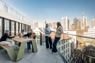 rivvers-coworking-space-frankfurt-hauptbahnhof-dachterrasse-mit-blick-ueber-frankfurt